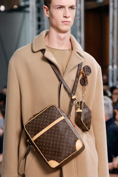 Look 16